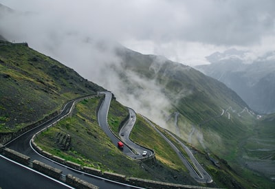 红色的曲折道路上汽车
